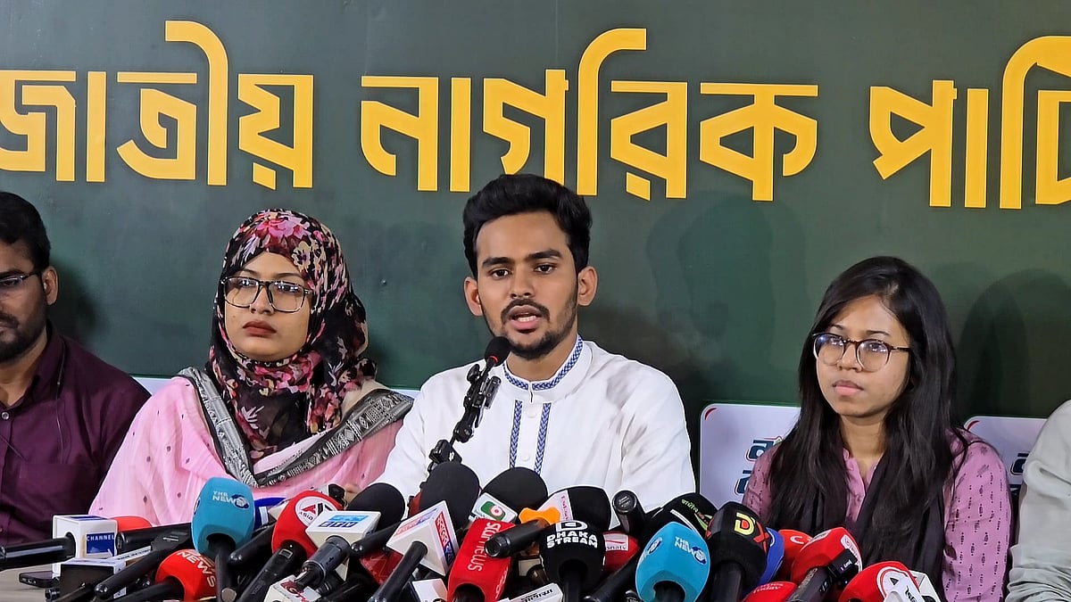 নিজের ও পরিবারের ব্যাংক হিসাবের তথ্য জানালেন আসিফ মাহমুদ