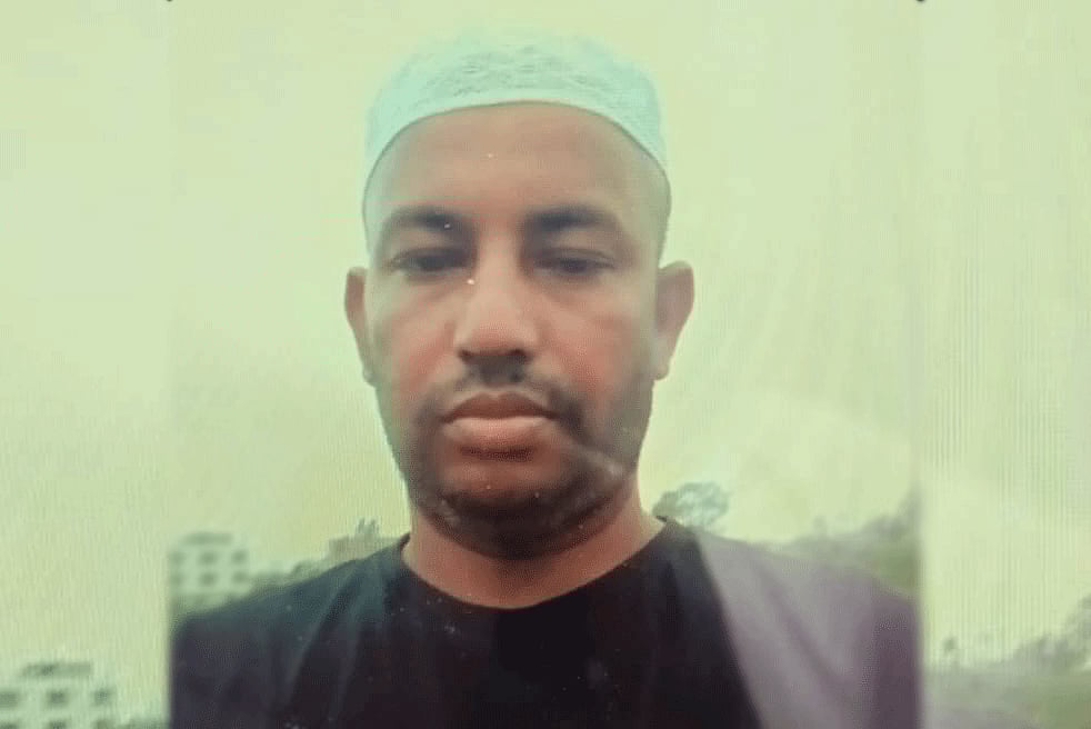 সড়কের পাশ দিয়ে হেঁটে যাচ্ছিলেন, হঠাৎ গাছ ভেঙে চাপা পড়লেন