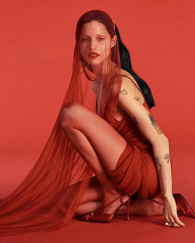 ড্রেস ও ভেইলের সঙ্গে ম্যাচিং লাল সাটিন পাম্প পরেছেন, যার নাম ফায়া।