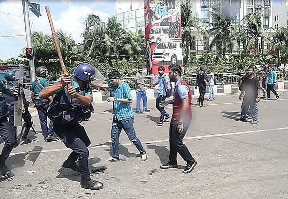 বলপ্রয়োগ নয়, পুলিশিংয়ে যোগাযোগই বেশি জরুরি