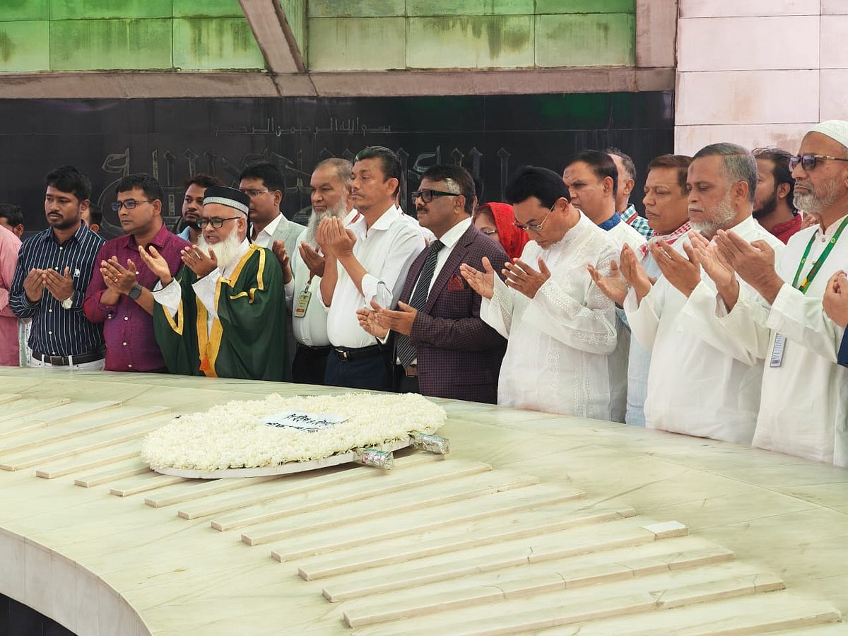 জিয়াউর রহমান ও খালেদা জিয়ার কবরে হুইপদের শ্রদ্ধা
