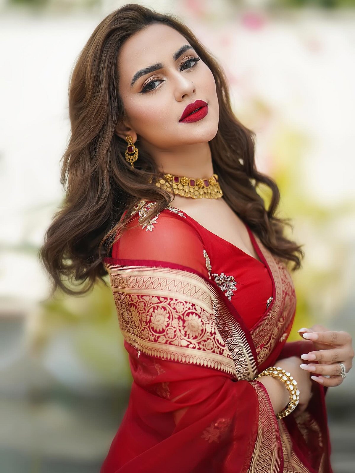 লাল শাড়িতে একটু সাজলাম: নুসরাত ফারিয়ার 'সাফিয়া সাথী' লুক