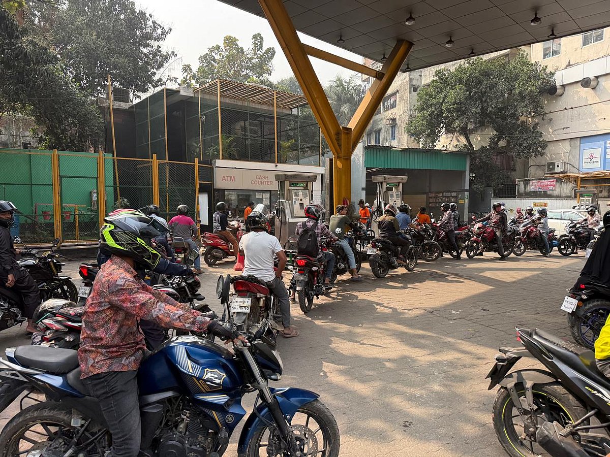 পাম্পে গাড়ির লাইন, বেশির ভাগই চান ফুল ট্যাঙ্ক, দুটিতে বিক্রি বন্ধ