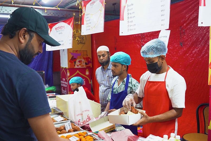 ঐতিহ্যবাহী বেইলি রোডের ইফতার বাজারে ভোজনরসিকদের পছন্দের তালিকায় কী আছে?