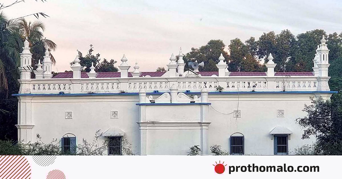 গম্বুজবিহীন সাদা মসজিদটিতে কেন দূরদূরান্ত থেকে ছুটে আসেন মুসল্লিরা গম্বুজবিহীন সাদা মসজিদটিতে কেন দূরদূরান্ত থেকে ছুটে আসেন মুসল্লিরা