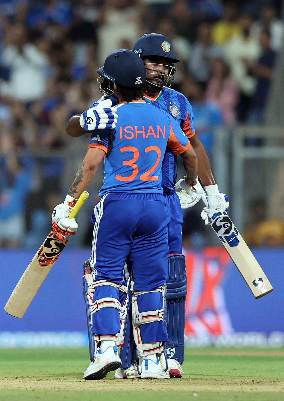 ছক্কার রেকর্ড গড়ে ইংল্যান্ডকে ২৫৪ রানের লক্ষ্য দিল ভারত