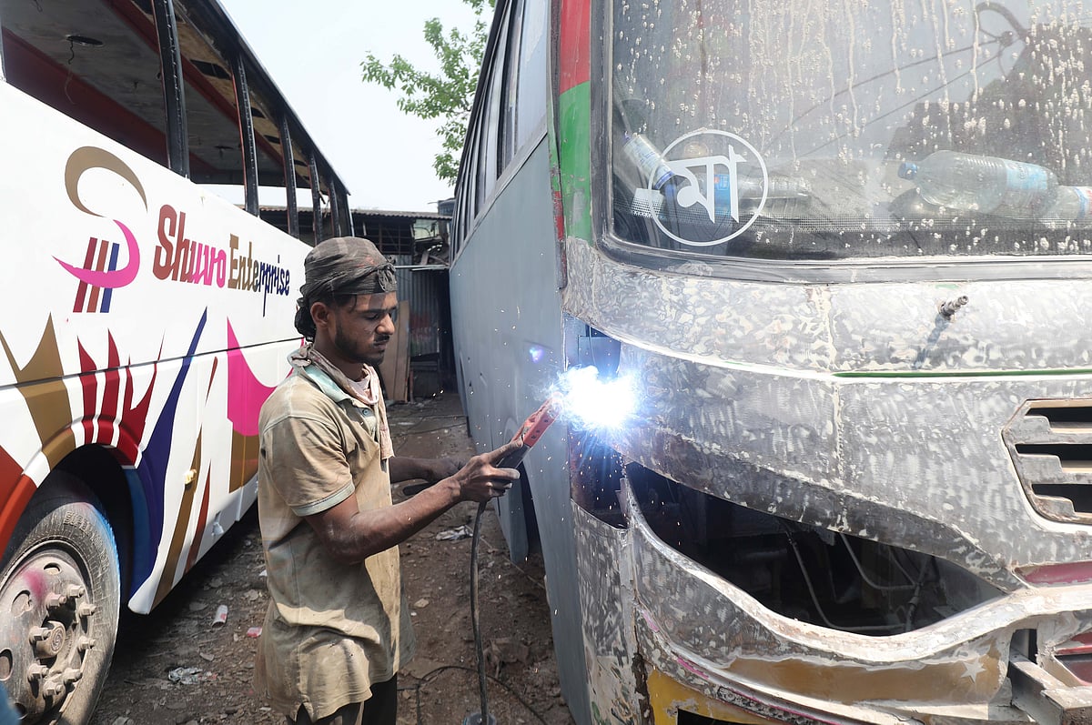 ঈদযাত্রার আগে লক্কড়ঝক্কড় বাসে নতুন রং