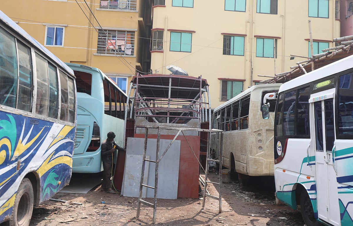চট্টগ্রাম নগরের বাস গ্যারেজগুলোতে বেড়েছে পুরোনো বাস মেরামত ও প্রস্তুতির ব্যস্ততা 