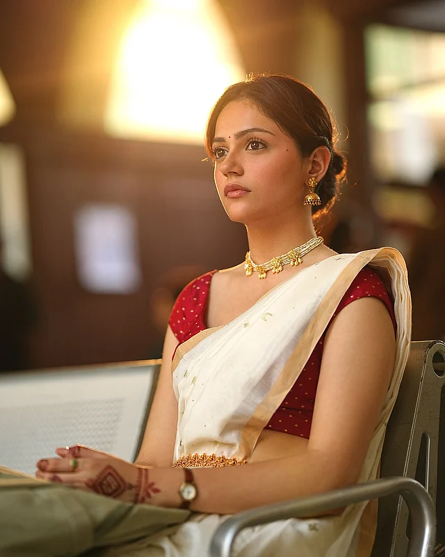 দক্ষিণি ঘরানার শাড়ির লুকে পরিপাটি অনীত