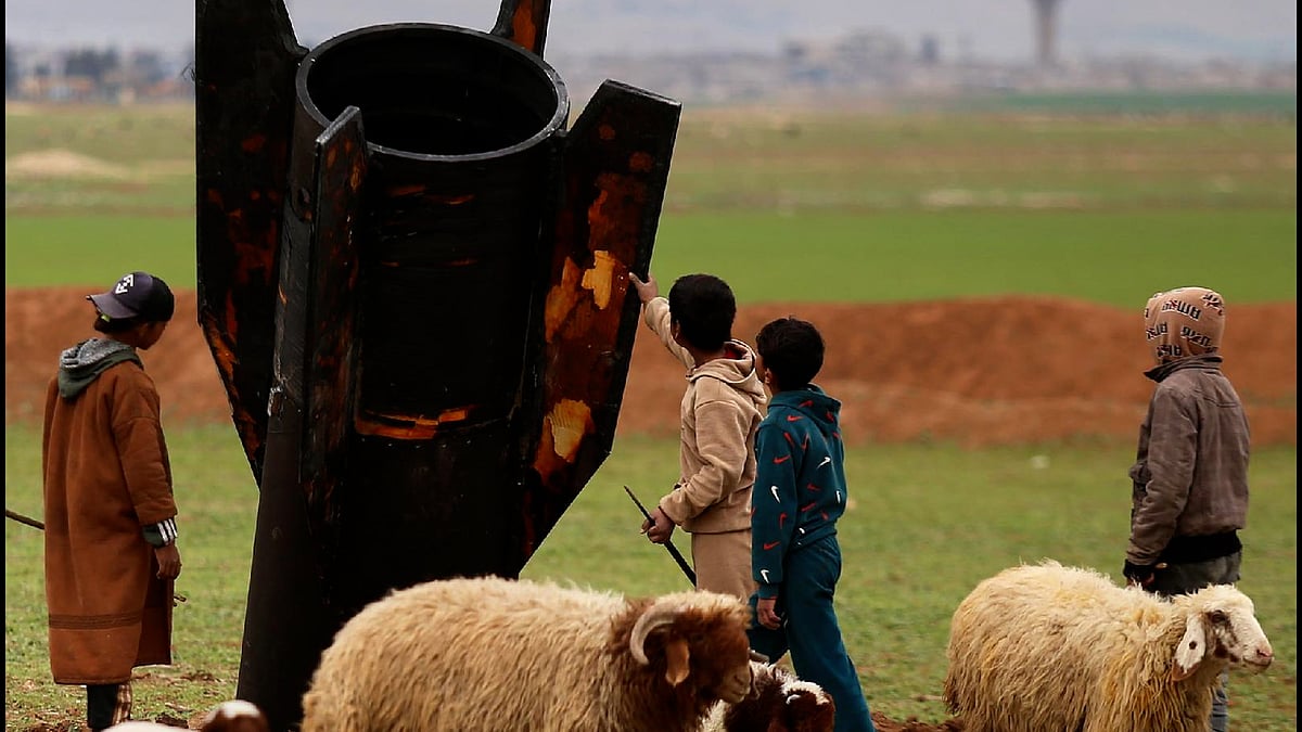 সিরিয়ার ফাঁকা মাঠে আঘাত হানলো ক্ষেপণাস্ত্র, আতঙ্কে এলাকাবাসী