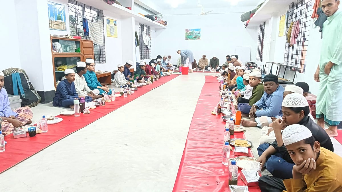 নাটোরে বন্ধুসভার উদ্যোগে এতিম শিশুদের জন্য বিশেষ ইফতার আয়োজন