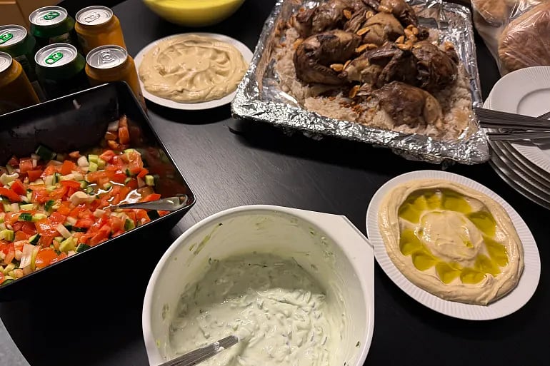 যেখানে বরফ শীতল হাওয়ায় ভাসে গরম স্যুপের ঘ্রাণ