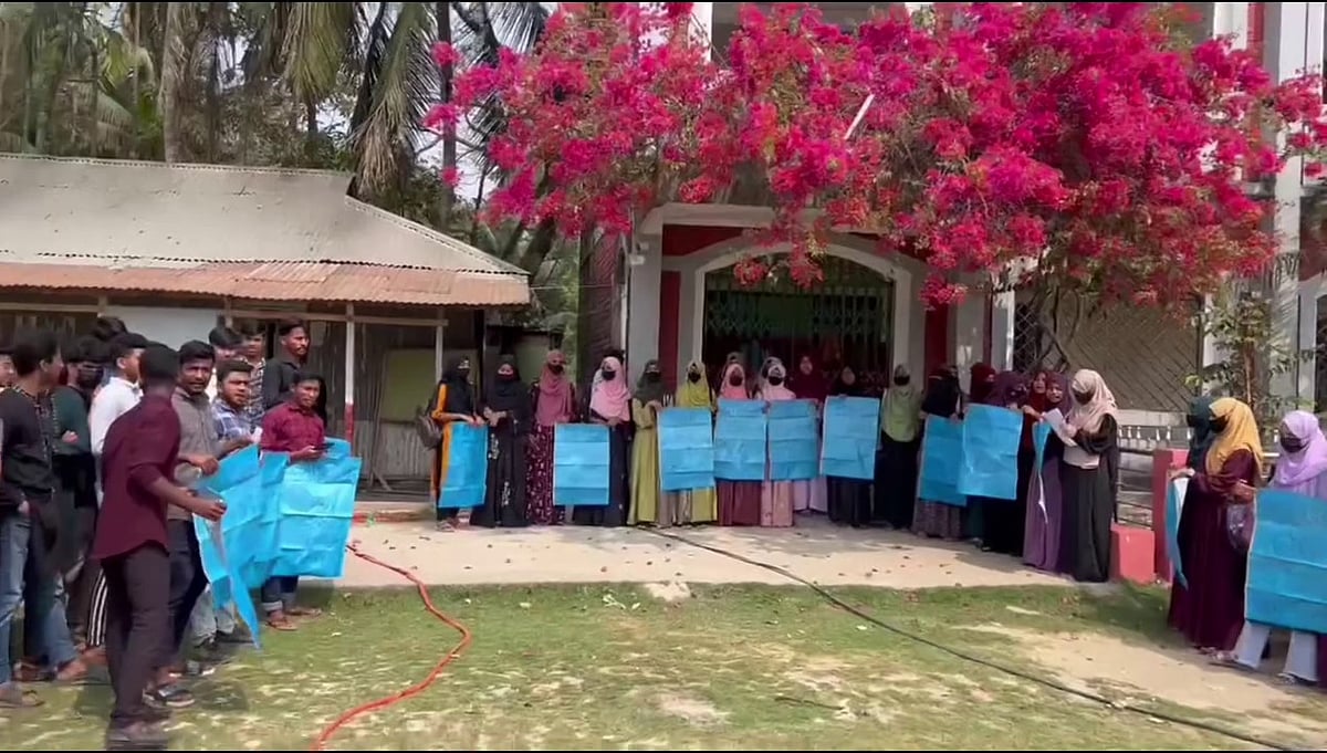 নোয়াখালীতে অধ্যক্ষের বিরুদ্ধে অনিয়মের অভিযোগ এনে ফটকে তালা দিলেন শিক্ষার্থীরা