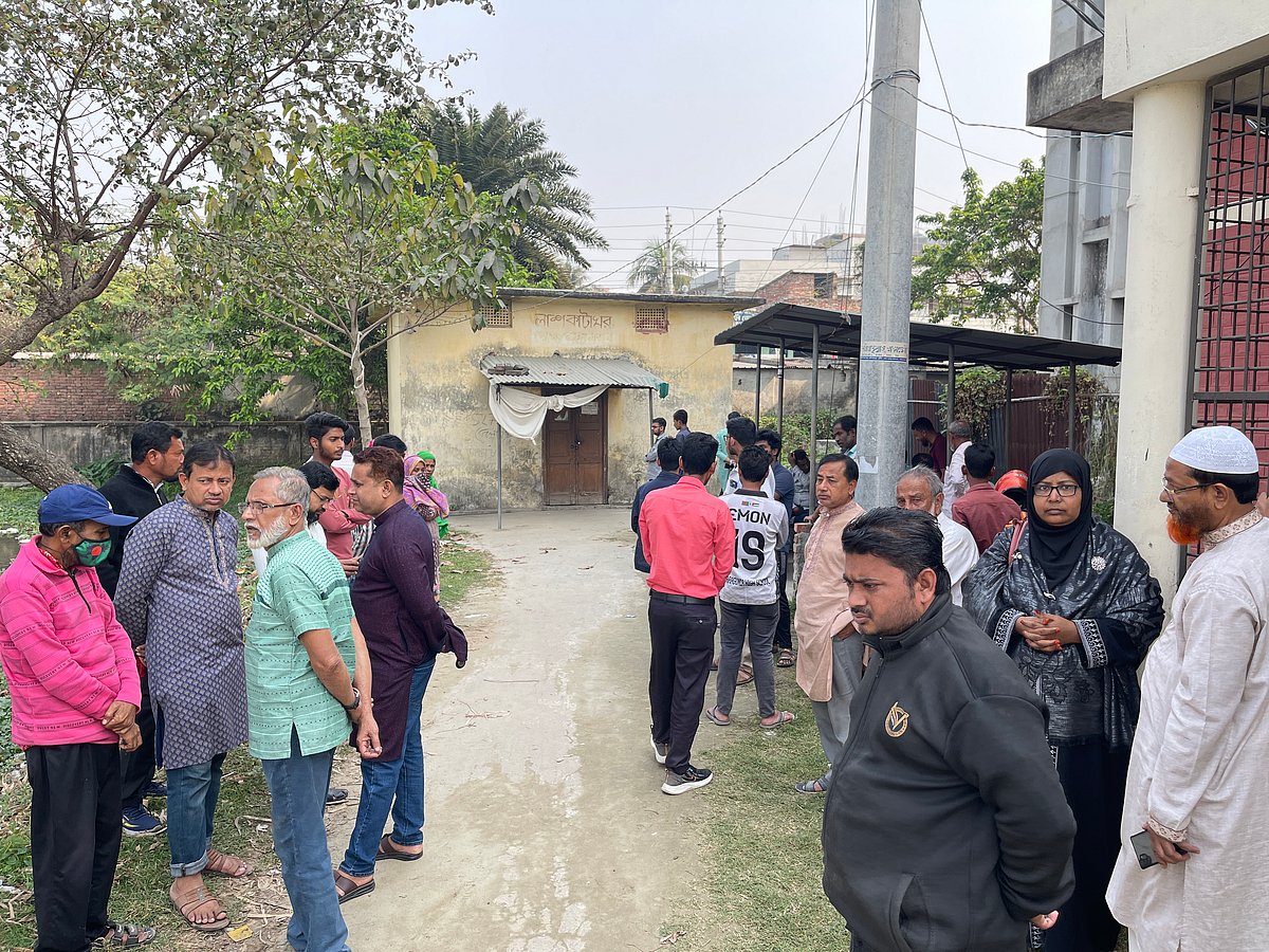 ডাকলে সাড়া দিচ্ছেন আহত কর্মচারী, মর্গের সামনে অপেক্ষায় নিহত শিক্ষকের স্বজনেরা