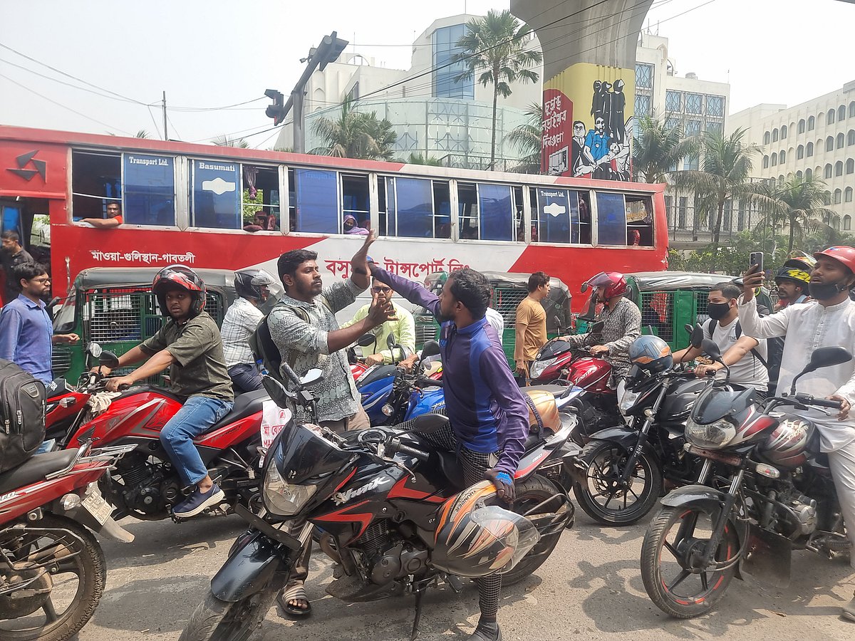 ছুটির দিনেও ফিলিং স্টেশনে লম্বা লাইন, হচ্ছে হাতাহাতিও