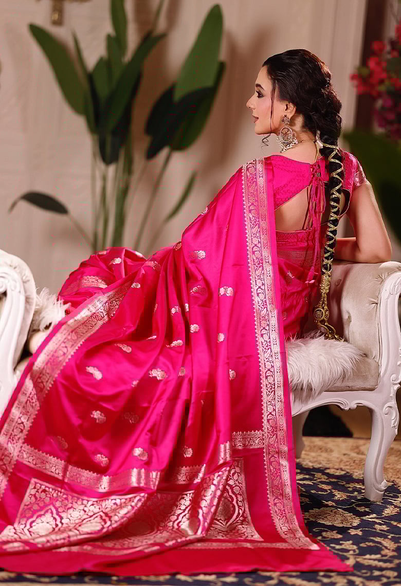 চোখ ধাঁধানো বেনারসি লুকে নাইন্টিজ ভাইব দিচ্ছেন কে এই সুন্দরী নায়িকা