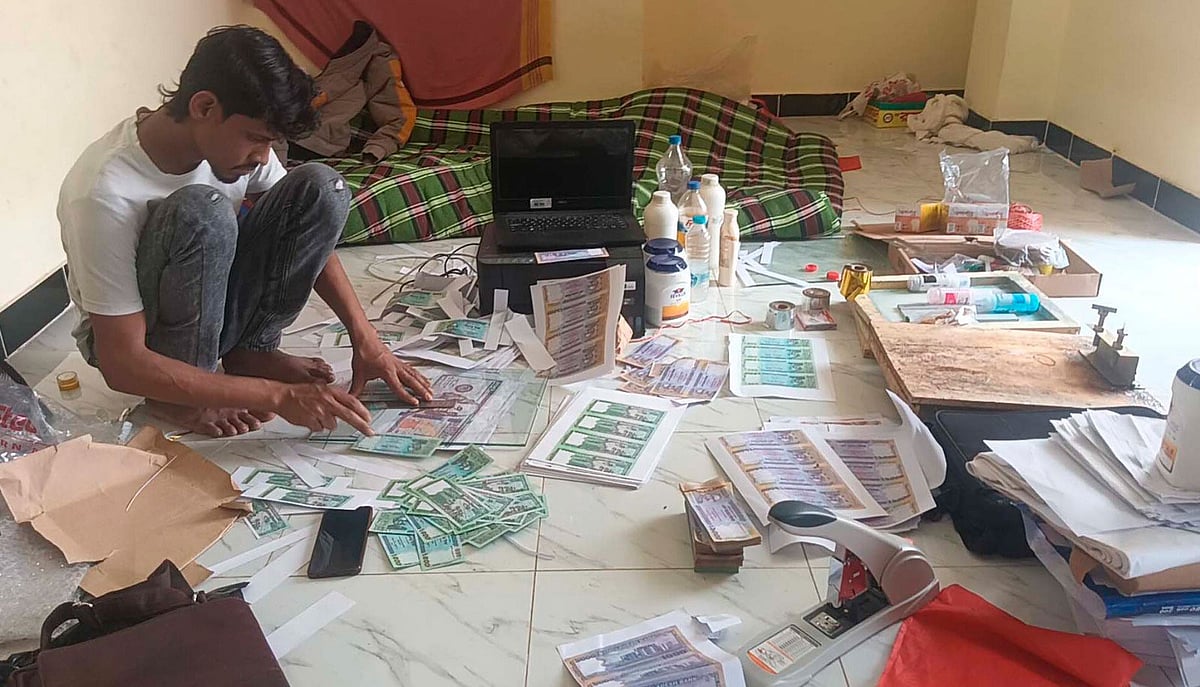 রামুতে ভাড়া বাসায় তৈরি হচ্ছিল 
১ হাজার ও ৫০০ টাকার জাল নোট