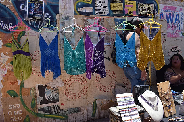 আতাকামার আদিবাসী দোকানে ঝুলছে পোশাক; রাখা আছে গয়না