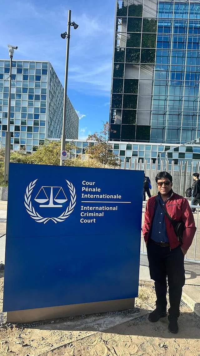 ইন্টারন্যাশনাল ক্রিমিনাল কোর্টের সামনে