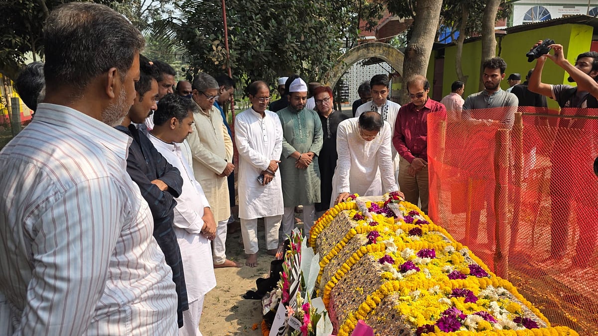 ত্বকী হত্যার ১৩ বছর পূর্তিতে সমাধিতে ফুল দিয়ে শ্রদ্ধা, বিচার দাবি