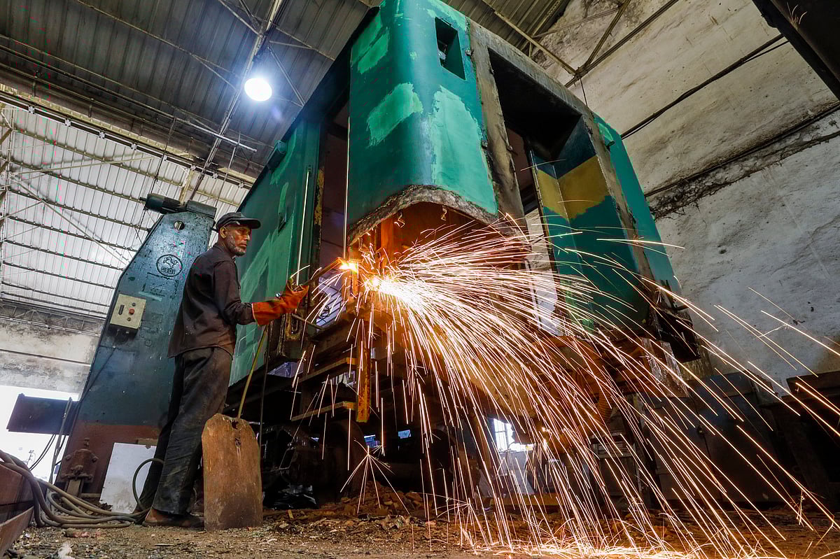 বাইরের অংশে চলছে ঝালাইয়ের কাজ।