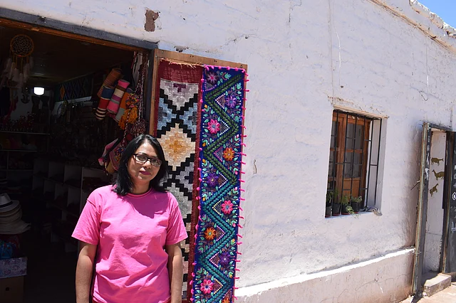 আতাকামায় আদিবাসীদের দোকানের সামনে লেখক