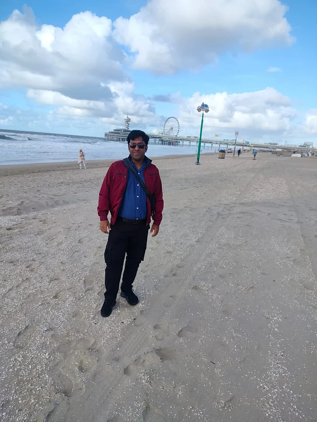 বিখ্যাত শেভেনিঙ্গেন সৈকতে লেখক