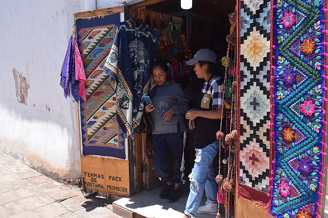 আতাকামায় আদিবাসীদের দোকানে নেটসার্ফিংয়ে ব্যস্ত কিশোরী