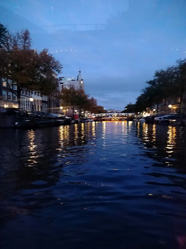 সন্ধ্যার আলো–আঁধারিতে বোট করে নগর দেখা