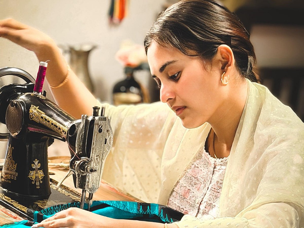 সেলাই মেশিনে মনোযোগী তটিনী, ভক্তরা লিখছেন, ‘নতুন শাবানা’