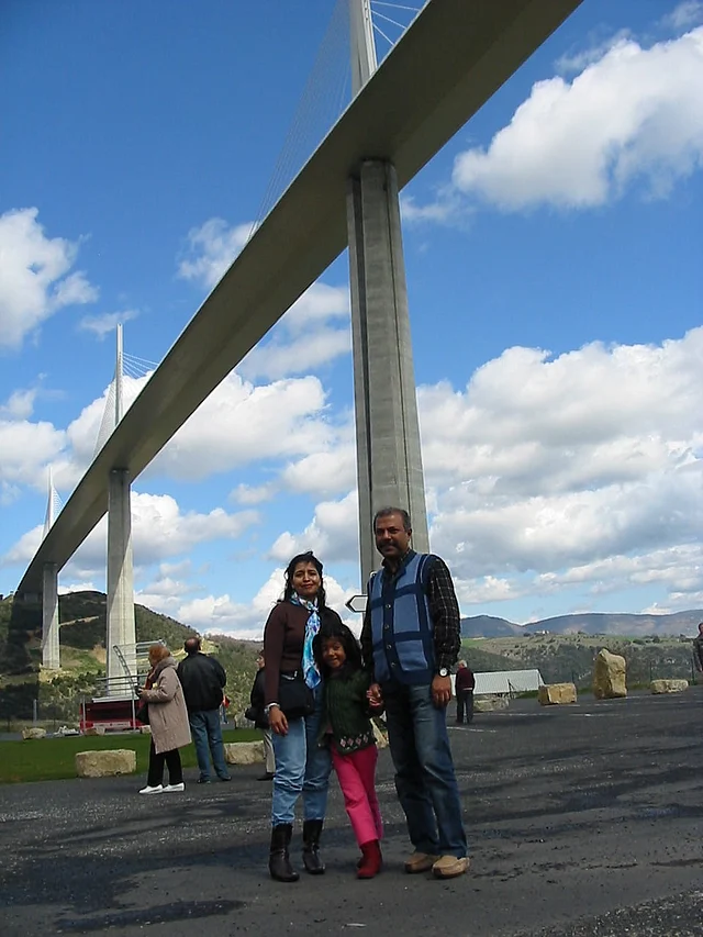 আকাশছোঁয়া সেতু ‘ভিয়াডুক দ্য মিঁও’-এর নিচে স্ত্রী, কন্যাসহ লেখক