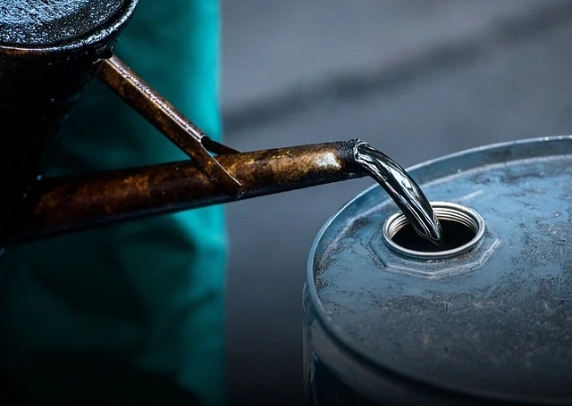 পরিবহন, শিল্প, বিদ্যুৎ উৎপাদন থেকে শুরু করে দৈনন্দিন জীবনের বহু ক্ষেত্রে তেলের ব্যবহার অপরিহার্য