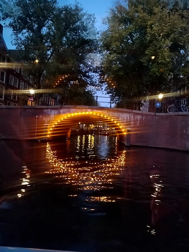 নেদারল্যান্ডসের রাতের  ও সন্ধ্যার ক্যানেলের দৃশ্য