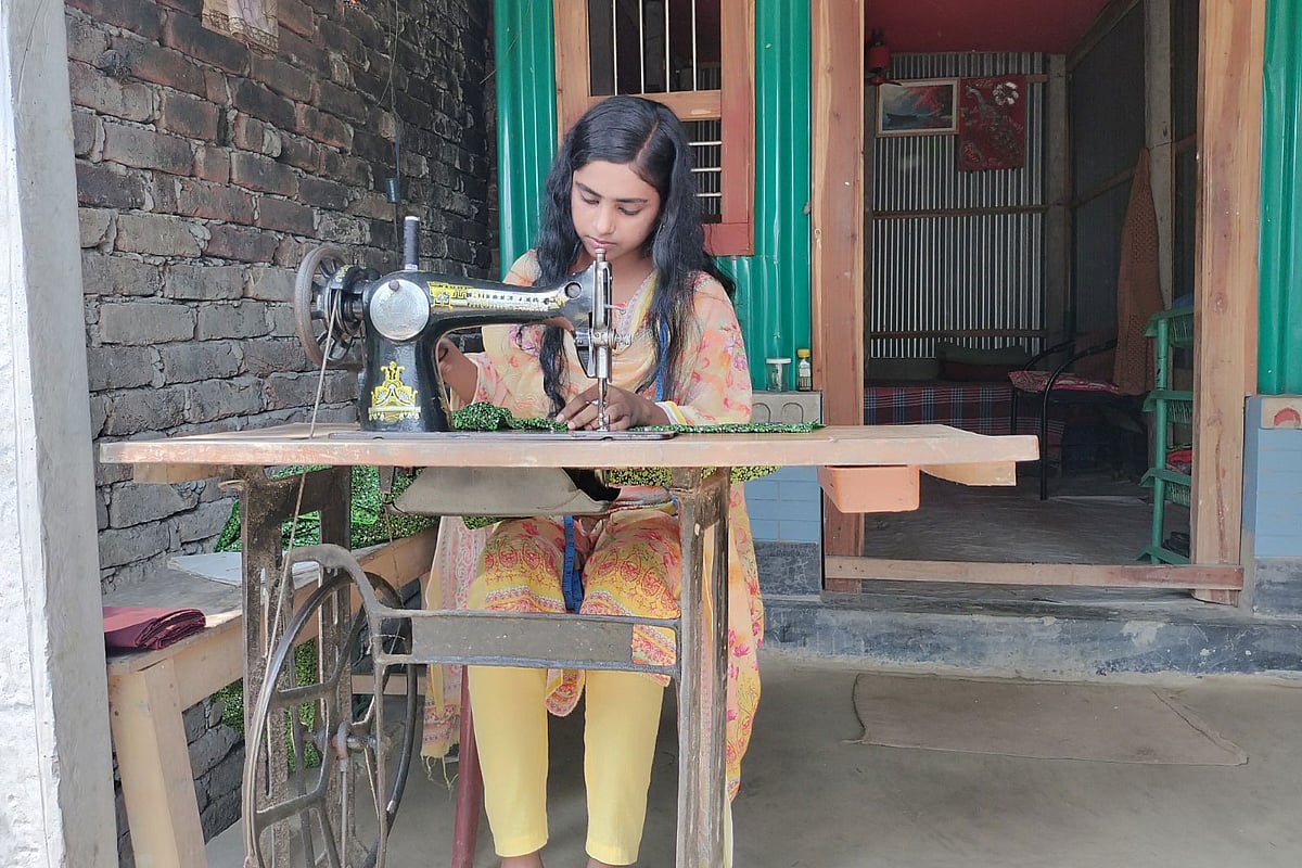 সেলাই করে চালিয়েছেন পড়ালেখার খরচ, এখন সুযোগ পেলেন বিশ্ববিদ্যালয়ে ভর্তির