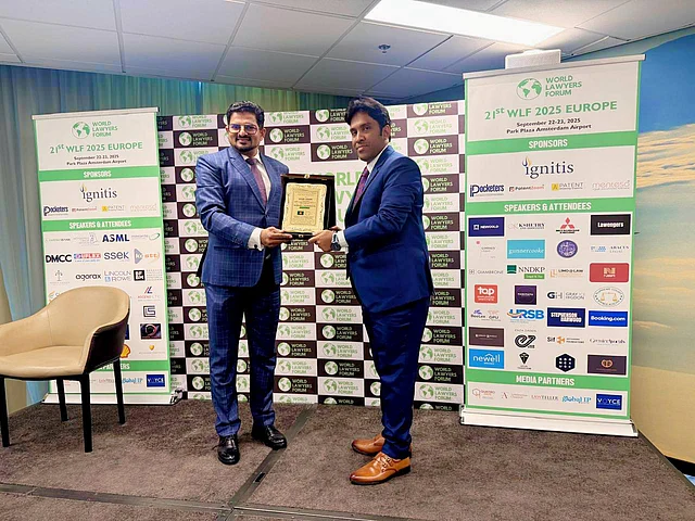 সেমিনারে সম্মাননা গ্রহনের সময়