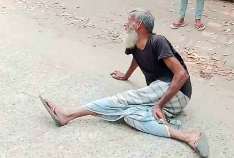 ভ্যান ছিনতাই, রাস্তায় গড়াগড়ি করে বৃদ্ধের আহাজারির ভিডিও ভাইরাল