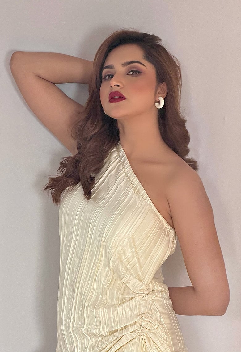 দুষ্টু-মিষ্টি বোল্ড লুকে তাক লাগালেন নাটকের লক্ষী বউ