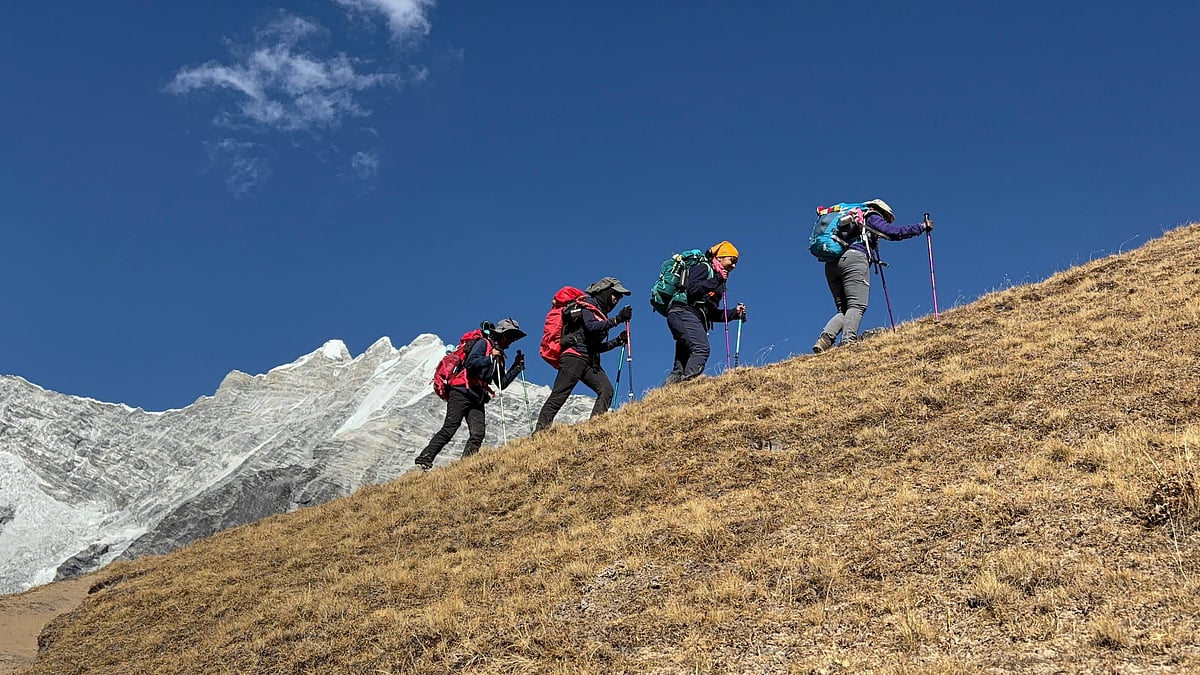 নেপালের দুর্গম পর্বতে পা রাখছেন বাংলাদেশের এই মেয়েরা