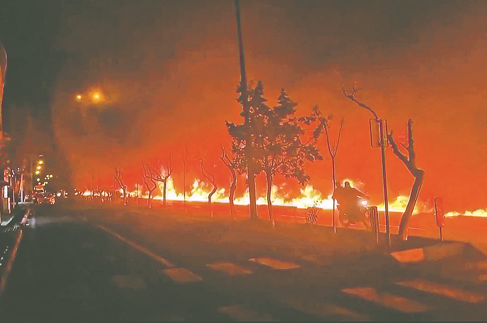 তেহরানে সড়কের পাশে ‘আগুনের নদী’