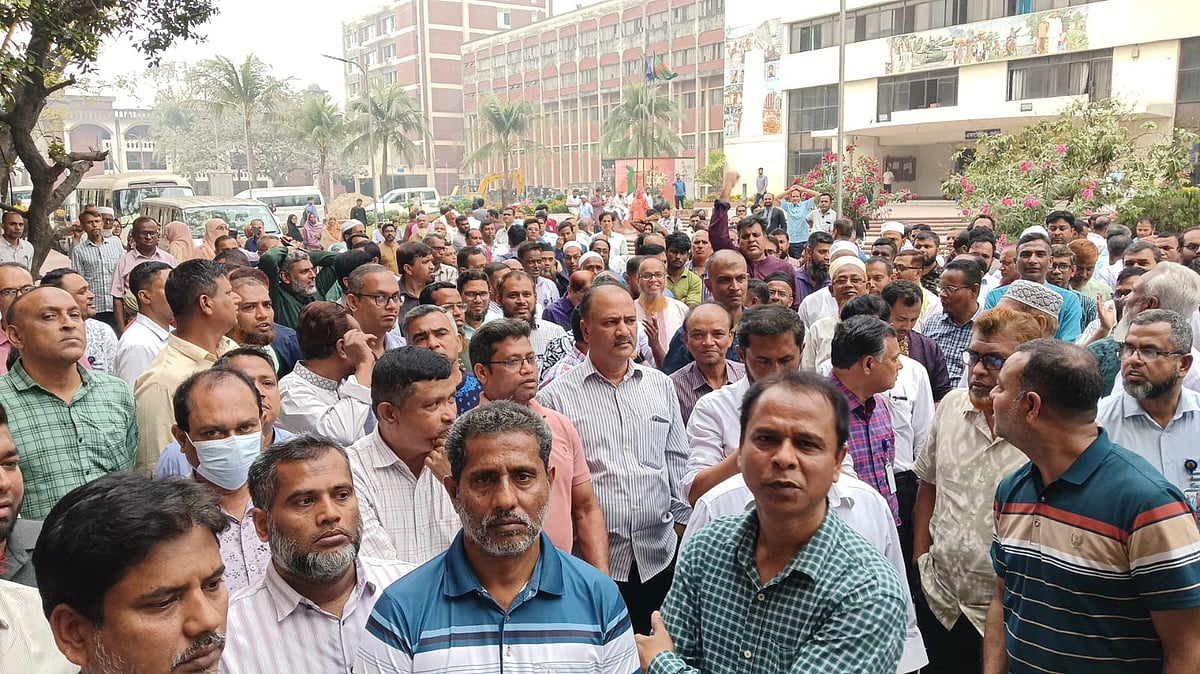 চার দাবিতে জাতীয় বিশ্ববিদ্যালয়ের ৯৮৮ কর্মকর্তা-কর্মচারীর অবস্থান কর্মসূচি