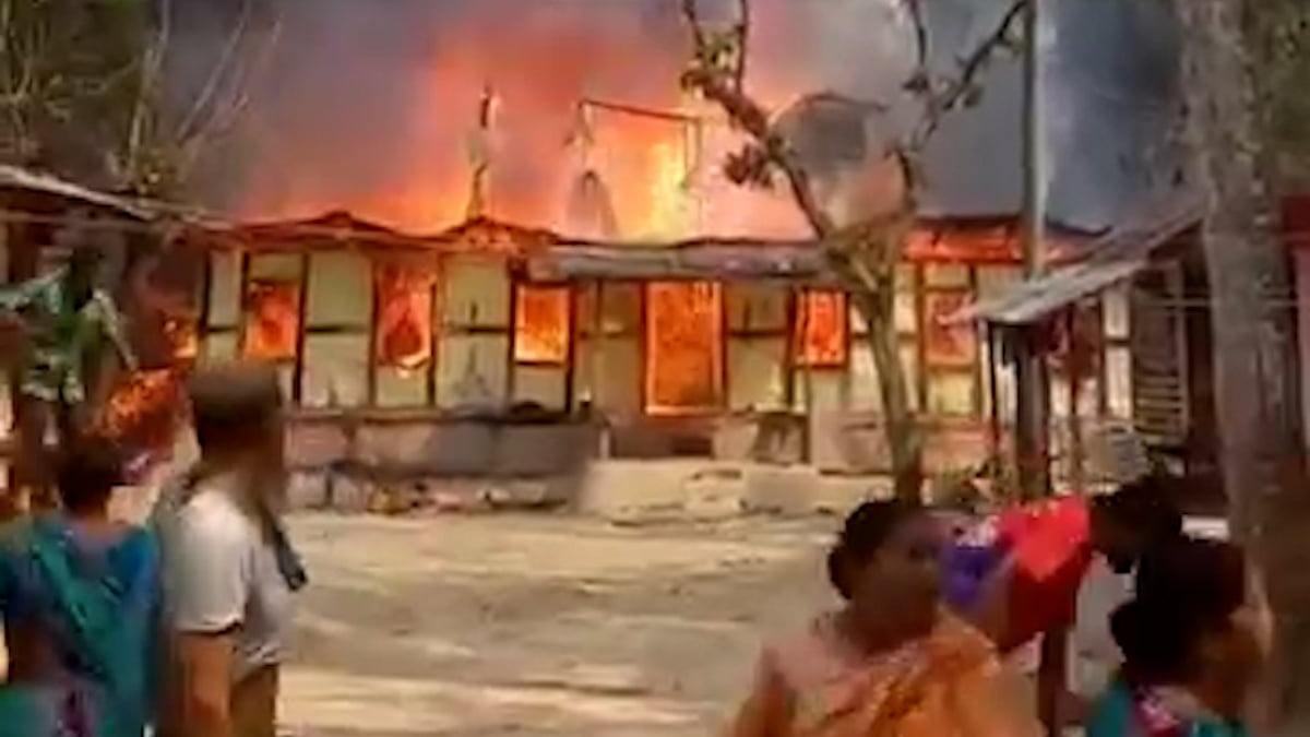 পটুয়াখালীতে মাদকের টাকা না পেয়ে নিজেদের বসতঘরে আগুন দিলেন যুবক