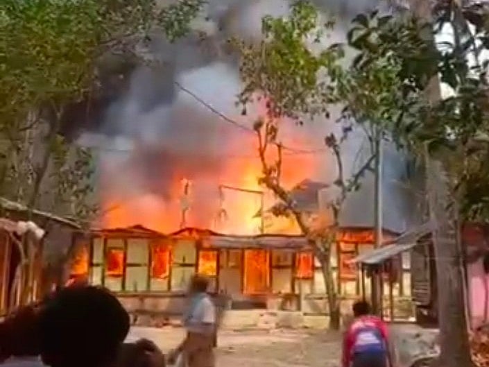 মাদকের টাকা না পেয়ে নিজেদের বসতঘর জ্বালিয়ে দিলেন যুবক