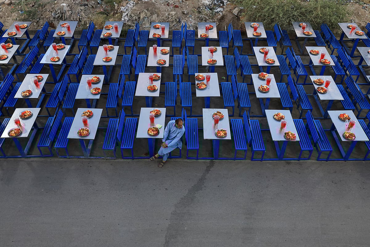 ‘আল্লাহর দস্তরখান’ আর ‘আন্ডা যুদ্ধের’ আমেজ