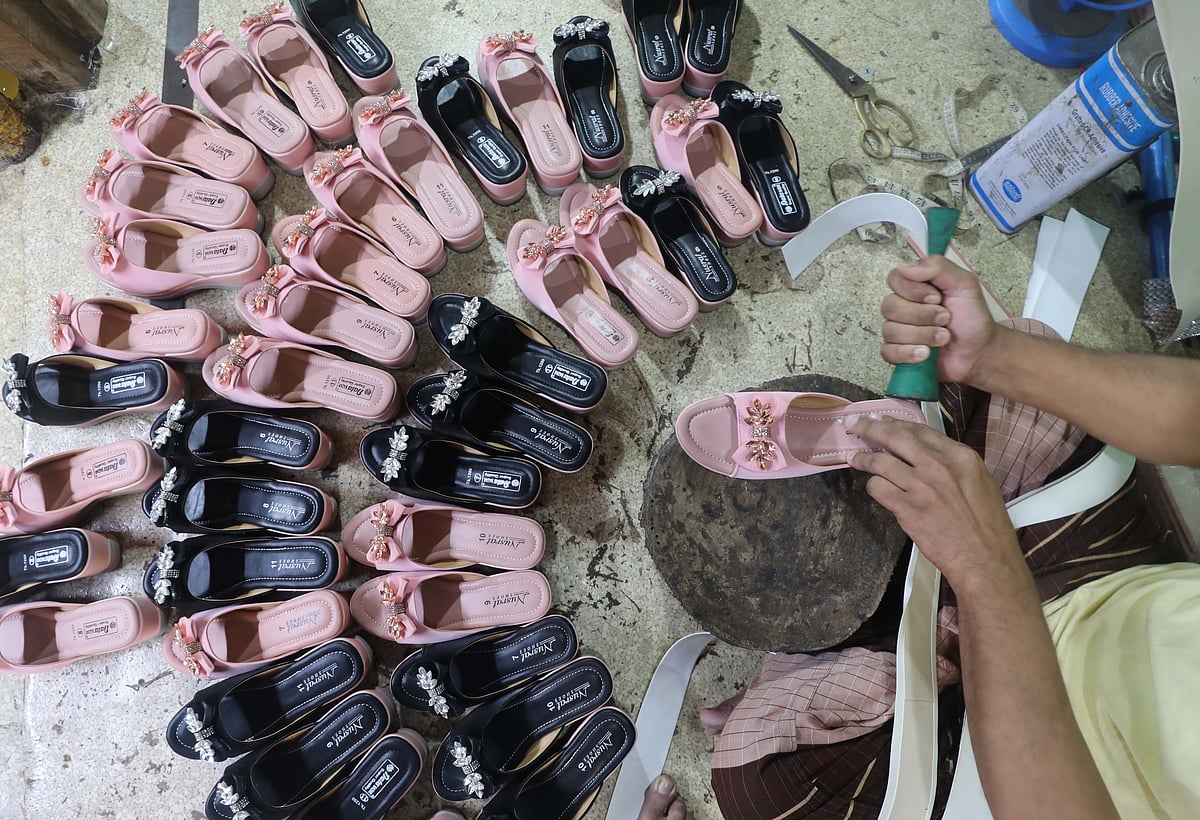 হাতে তৈরি হচ্ছে জুতা