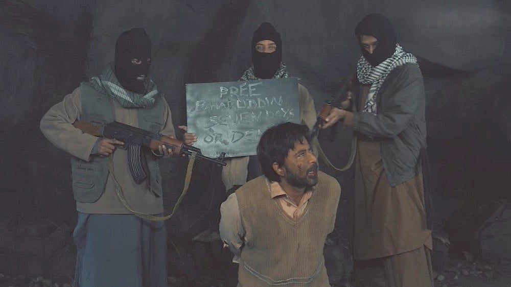 প্রতিটি দৃশ্য প্রশ্ন তুলছে—কে পালাচ্ছে, কে তাড়া করছে...