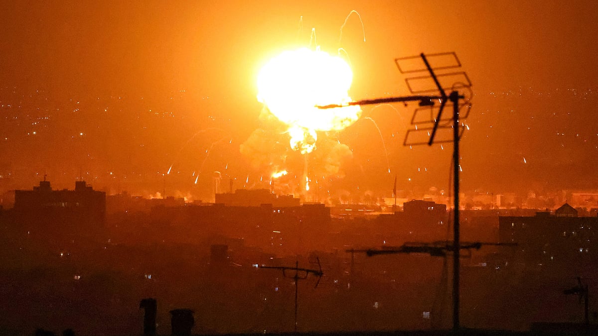 তেহরানে হামলার পর বিস্ফোরণের দৃশ্য। তেহরান, ইরান। ৭ মার্চ ২০২৬। ছবি: এএফপি