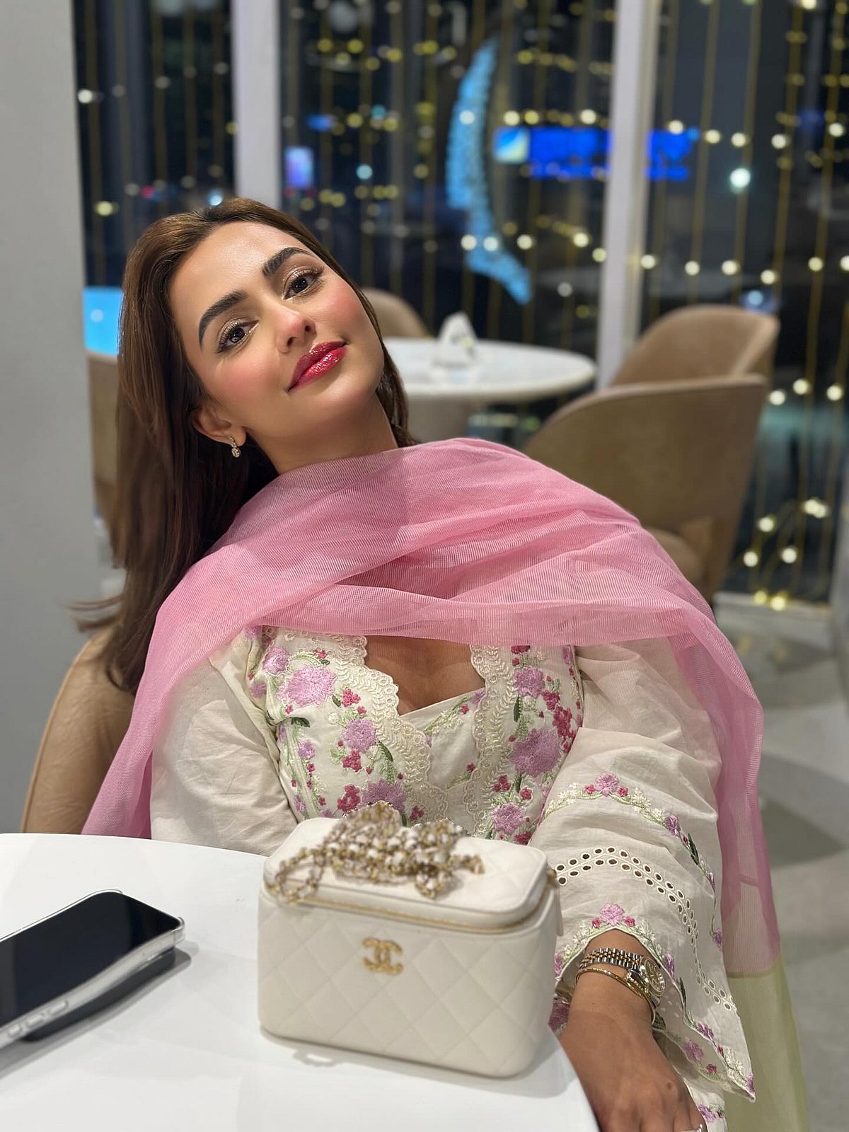 নারী দিবসে স্পষ্ট বার্তা দিলেন নুসরাত ফারিয়া , সঙ্গে নজর কাড়ছে তার সফট লুক