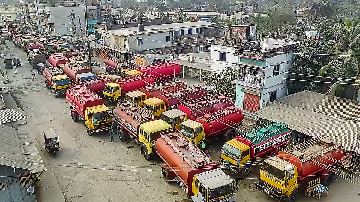 মধ্যপ্রাচ্যে যুদ্ধে জ্বালানিসংকট: নারায়ণগঞ্জ ডিপোর বাইরে লরির দীর্ঘ সারি
