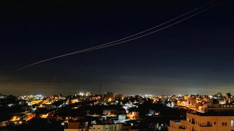 নতুন নেতা মোজতবা খামেনির অধীনে ইসরায়েলের দিকে ইরানের প্রথম ক্ষেপণাস্ত্র নিক্ষেপ