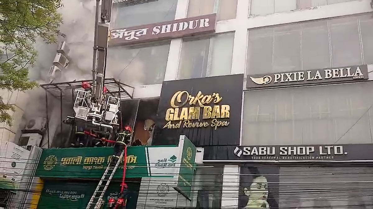 মিরপুরে বাণিজ্যিক ভবনে আগুন, ছাদে আটকে পড়া ২৩ জনকে উদ্ধার